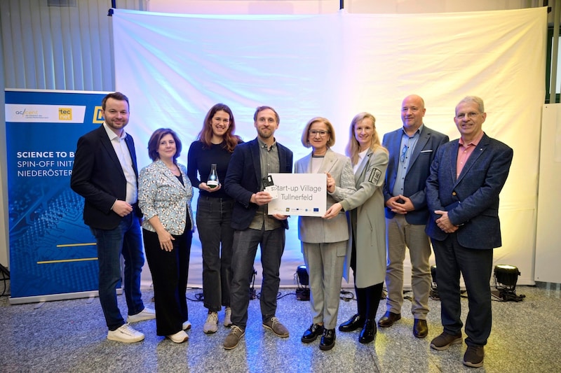 Governor Johanna Mikl-Leitner (center) presents the Tullnerfeld start-up village with experts and eco-pioneers. (Bild: Imre Antal)