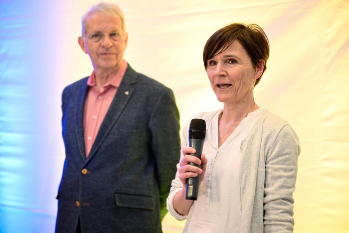 Preisträgerin Birgti Mitter (hier mit Wolfgang Kniejski) impft Sojasaatgut.