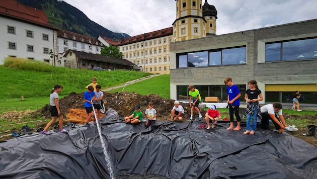 The manually excavated pond was already filled last year. (Bild: Meinhardinum Stams)