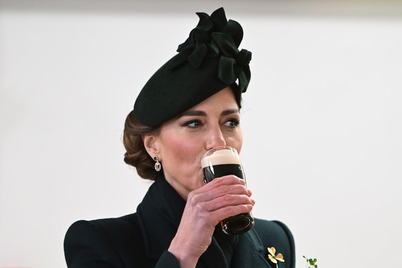 Kate treated herself to a small glass of Guinness. (Bild: AP/Eddie Mulholland for The Telegraph)