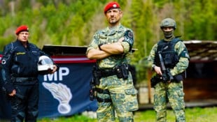 Vizeleutnant Stefan Kandler (Mitte), seit Juli 2024 Kommandant der Tiroler Militärpolizei, hier mit zwei Angehörigen seiner Einheit in der Standschützenkaserne. (Bild: Berger Hubert)