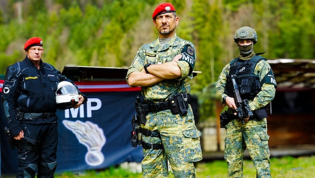 Vizeleutnant Stefan Kandler (Mitte), seit Juli 2024 Kommandant der Tiroler Militärpolizei, hier mit zwei Angehörigen seiner Einheit in der Standschützenkaserne. (Bild: Berger Hubert)