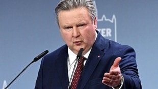 Bürgermeister Michael Ludwig (SPÖ) hielt eine Rede. Darin enthalten einige interessante Ankündigungen.   (Bild: APA/HELMUT FOHRINGER)