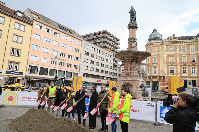 Die Stadtregierung lud zum Spatenstich am Bozner Platz, der zur „Piazza“ werden soll. (Bild: Birbaumer Christof)