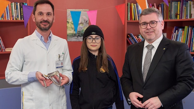 Gwladys was fitted with a shoulder joint from the 3D printer by Primar Dammerer. Provincial Councillor Ludwig Schleritzko (right) is also proud of the medical expertise in Krems. (Bild: UK Krems / Philipp Monihart)