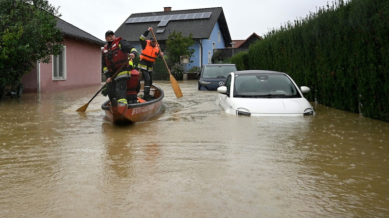 Salzburg Floriani during a flood operation in Lower Austria. (Bild: APA/HELMUT FOHRINGER)