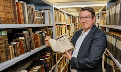 Thomas Mitterecker auf Zeitreise: Hier mit dem Kochbuch der Ursulinen aus 1716. ...