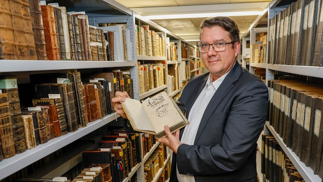 Thomas Mitterecker on a journey through time: Here with the Ursuline cookbook from 1716. Pastor's cooks and court cooks prepared curious dishes such as "young chicken in blood sauce". (Bild: Markus Tschepp)