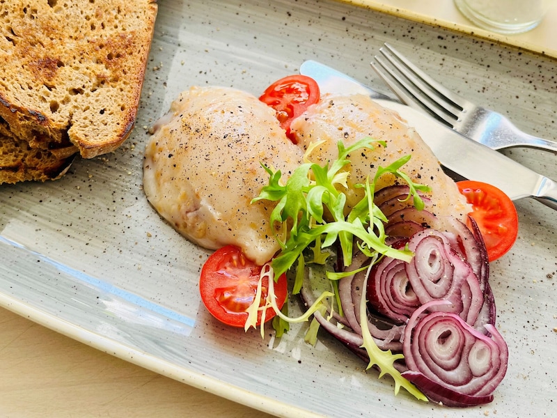 Rabina's Heurigen plate with Grammel lard, red onions and crispy bread is also worth a sin. (Bild: Petra Klikovits)