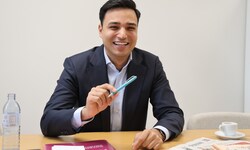 Pinker Klubchef mit türkisem Kuli. Shetty erhielt den Schreiber von seinem ÖVP-Pendant August ...