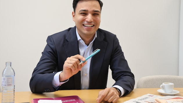 Pink club leader with a turquoise pen. Shetty received the pen from his ÖVP counterpart August Wöginger. (Bild: Zewfo)