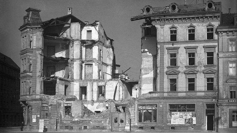 When the police headquarters in Innsbruck was hit by bombs, Justman was able to flee with her friend. (Bild: Stadtarchiv Innsbruck)