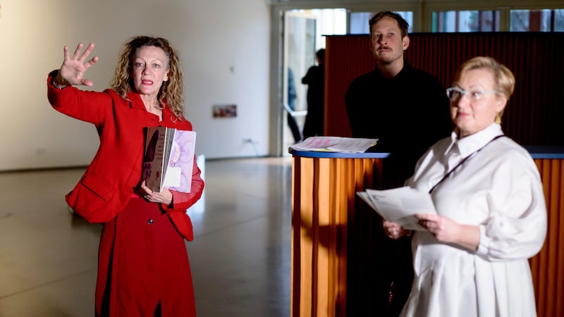 Mona Jas (links) mit Kay Walkowiak und Kuratorin Gabriela Garlatyova. (Bild: Imre Antal)