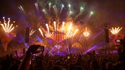 Tausende besuchen das Musikfestival im Sommer.