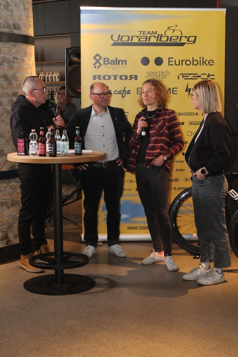 K19-Moderator Martin Böckle und Team Vorarlberg-Chef Thomas Kofler im Gespräch mit Vertreterinnen der Eurobike. (Bild: Peter Weihs/Kronenzeitung)