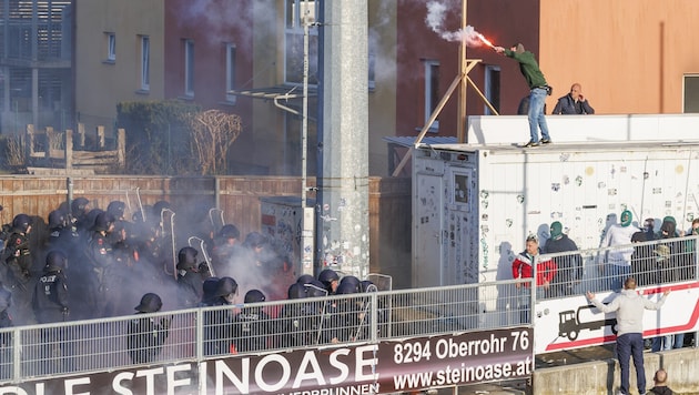 Noch gibt’s kein Urteil nach den Randalen der Rapid-Anhänger (Bild: APA/ERWIN SCHERIAU)