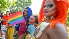 Teilnehmer der Regenbogenparade in Budapest im Jahr 2023 (Bild: APA/AFP/ATTILA KISBENEDEK)