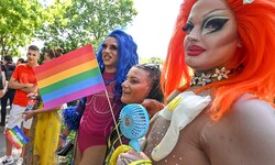 Teilnehmer der Regenbogenparade in Budapest im Jahr 2023