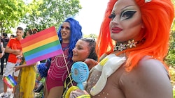 Teilnehmer der Regenbogenparade in Budapest im Jahr 2023 (Bild: APA/AFP/ATTILA KISBENEDEK)