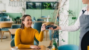 Die Österreicher haben 2024 um zehn Prozent öfter mit Visa-Karte gezahlt als im Jahr davor. (Bild: Krone KREATIV/cherryandbees - stock.adobe.com)