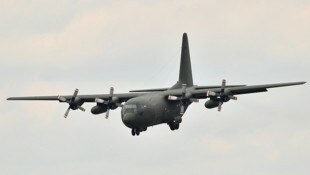 Mit einer Hercules-Maschine des Österreichischen Bundesheers werden Schwerverletzte nach Graz ...