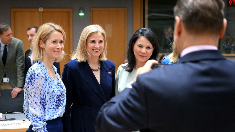 Polens Außenminister Radoslaw Sikorski wollte unbedingt EU-Außenbeauftragte Kaja Kallas und die beiden Außenministerinnen Beate Meinl-Reisinger und Annalena Baerbock am Rande des EU-Ministerrats fotografieren. (Bild: APA/AFP/NICOLAS TUCAT)