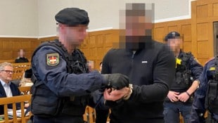 Der 28-jährige Türke wurde in Handschellen in den Verhandlungssaal geführt. Er gab zwar zu, die ...