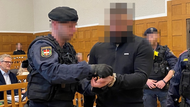 The 28-year-old Turk was led into the courtroom in handcuffs. Although he admitted to having fired the shots, he denied having acted with intent to kill. (Bild: Dorn Chantall)