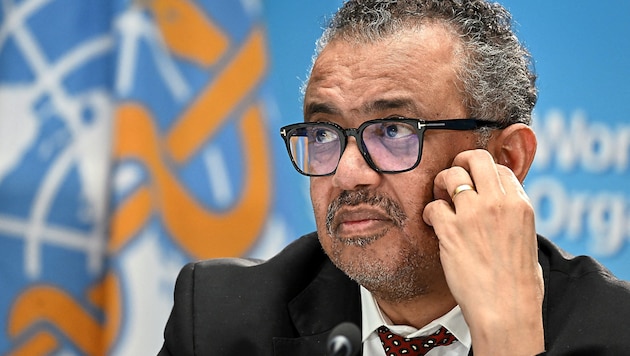 WHO chief Tedros Adhanom Ghebreyesus wants to persuade the US government to reconsider the drastic aid cuts. (Bild: APA/AFP/Fabrice COFFRINI)