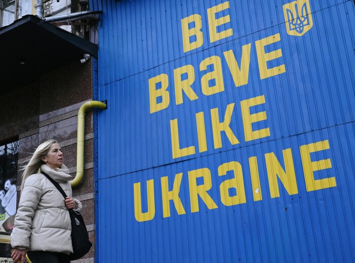 Im Zentrum Kiews steht in fetten Lettern: Sei so tapfer wie die Ukraine“.