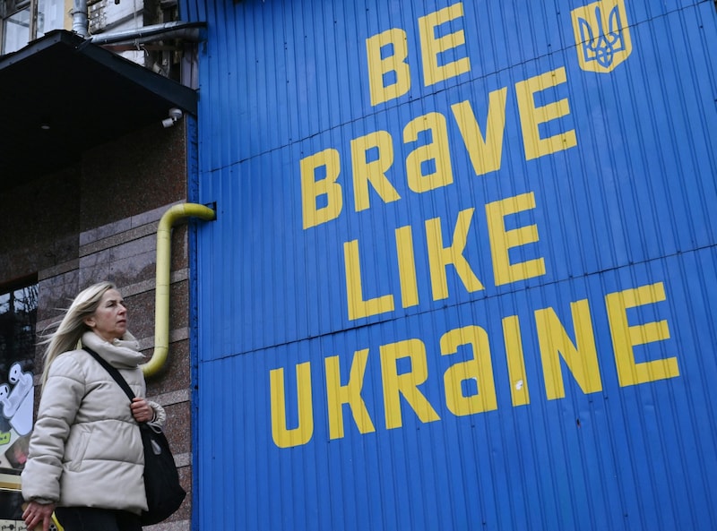 Im Zentrum Kiews steht in fetten Lettern: Sei so tapfer wie die Ukraine“. (Bild: APA/AFP/Genya SAVILOV)