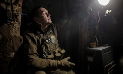 Ein ukrainischer Soldat in einem Unterstand an der Frontlinie in der Nähe von Tschassiw Jar.
