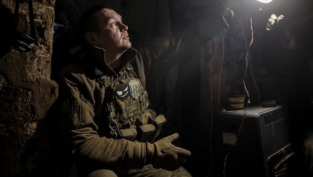 A Ukrainian soldier in a shelter on the front line near Chassiv Yar. (Bild: EPA/Press service of the 24 Mechanized brigade HANDOUT)