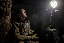 Ein ukrainischer Soldat in einem Unterstand an der Frontlinie in der Nähe von Tschassiw Jar. (Bild: EPA/Press service of the 24 Mechanized brigade HANDOUT)