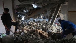 Israels Regierung hat die Waffenruhe mit der Hamas im Gazastreifen einseitig aufgekündigt, das Militär flog gleich mehrere Luftangriffe. (Bild: OMAR AL-QATTAA)