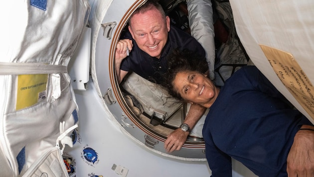 Suni Williams und Barry Wilmore sitzen seit mehr als neun Monaten auf der ISS fest. (Bild: AP/AP ( via APA) Austria Presse Agentur)