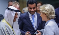 Kuwait-Botschafter Jasem Mohamed al-Budaiwi  (vorne) und EU-Kommissionspräsidentin Ursula von ...