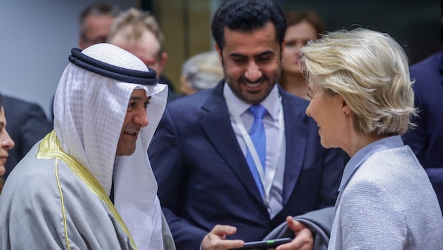 Kuwait-Botschafter Jasem Mohamed al-Budaiwi  (vorne) und EU-Kommissionspräsidentin Ursula von der Leyen (Bild: EPA/OLIVIER MATTHYS)