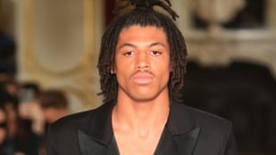 Nach seinem Laufsteg-Debüt im Jänner bei der Fashion Week in Paris ist Heidi Klums Sohn Henry ...