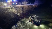 Die Feuerwehr sicherte das Wrack im eiskalten Wasser.