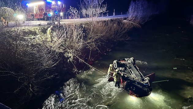 Die Feuerwehr sicherte das Wrack im eiskalten Wasser. (Bild: ZOOM Tirol)