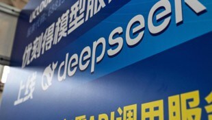 Die effiziente Sprach-KI DeepSeek aus China hat die US-Rivalen kalt erwischt.