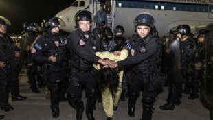 US-Behörden haben am Wochenende ungefähr 260 mutmaßliche Kriminelle nach El Salvador ...