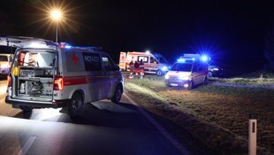 Die beiden Schwerverletzten wurden nach dem Unfall auf der B77 ins Spital gebracht.