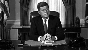 John F. Kennedy im Oval Office einen Tag nach seiner Angelobung im Jahr 1961