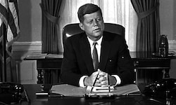 John F. Kennedy im Oval Office einen Tag nach seiner Angelobung im Jahr 1961