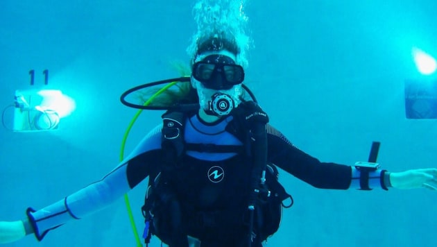 Reserveastronautin Carmen Possnig beim Tauchtraining (Bild: APA/ESA/A. CONIGLI)