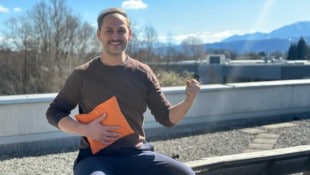 Redakteur Christian genießt auf der Terrasse die Sonne mit dem Leberwickel.  (Bild: Clara-Milena Steiner)