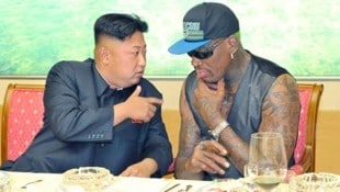 Nordkoreas Machthaber Kim Jong-Un mit Enfant Terrible Dennis Rodman. (Bild: AP)