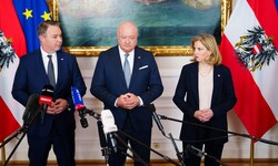Von links: Vizekanzler Andreas Babler, Kanzler Christian Stocker und NEOS-Chefin Beate ...